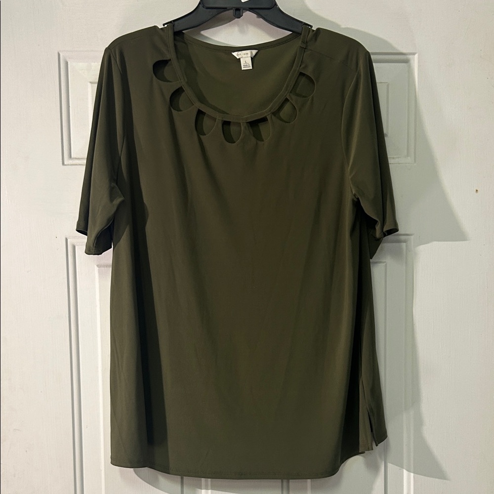 (🔥4 For $20) C EST. 1946 Women’s Large Elegant Olive Cutout Neckline Tee